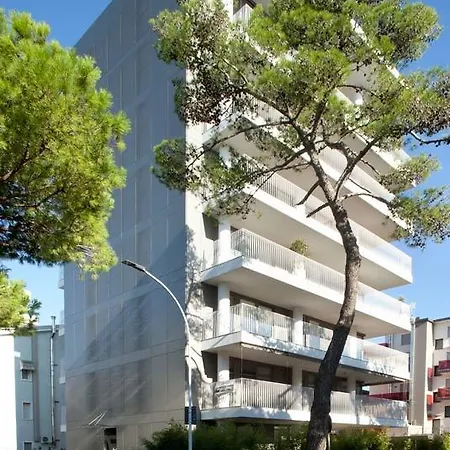 Shine Aparthotel *